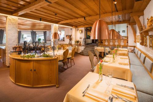 a restaurant with tables and chairs in a room at Kneipp-Kurhotel Steinle in Bad Wörishofen