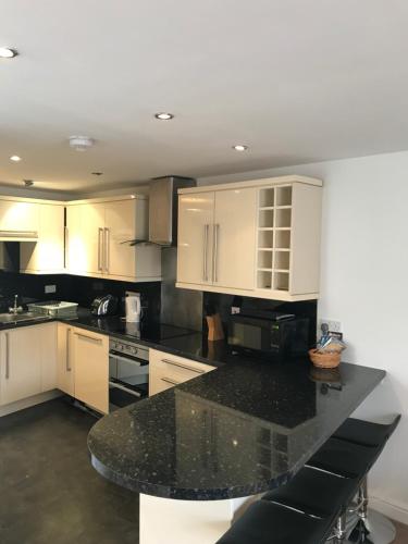 Η κουζίνα ή μικρή κουζίνα στο 4 Laurel Court
