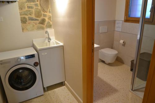 a bathroom with a washing machine and a toilet at Ca' Tobia in Teolo