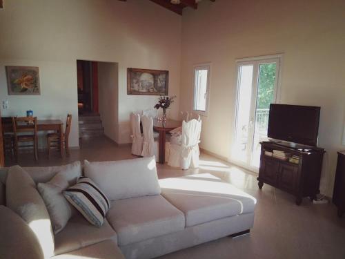 Televízia a/alebo spoločenská miestnosť v ubytovaní Sime Villa Private Beach