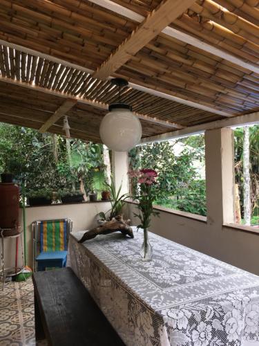 Una habitación con una mesa con un jarrón encima. en Casa Cravo & Canela, en São Pedro da Serra