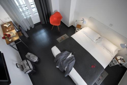 A bed or beds in a room at Collège Hôtel