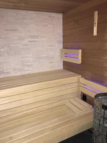 a sauna with a wooden paneled wall at Mar y Luz in Koksijde