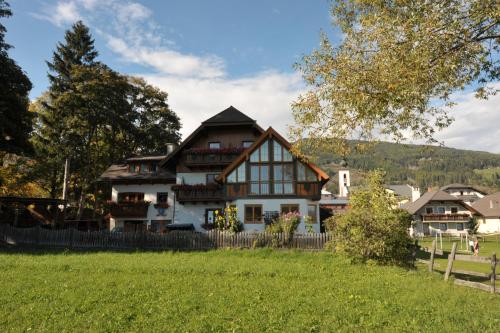 una casa en medio de un campo en Haus Helga, en Mauterndorf