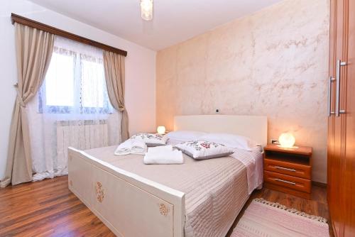 Postel nebo postele na pokoji v ubytování Apartment Modrusani 1561