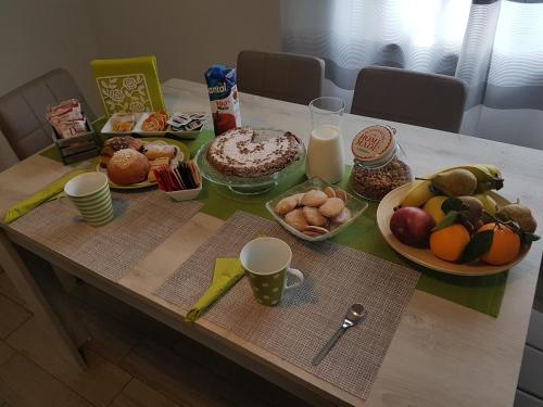 une table avec des aliments et des boissons pour le petit-déjeuner dans l'établissement A Casa Di Nina, à Pompéi