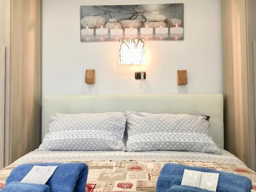 1 dormitorio con 1 cama con almohadas azules y blancas en Apartment Amadeus, en Roma