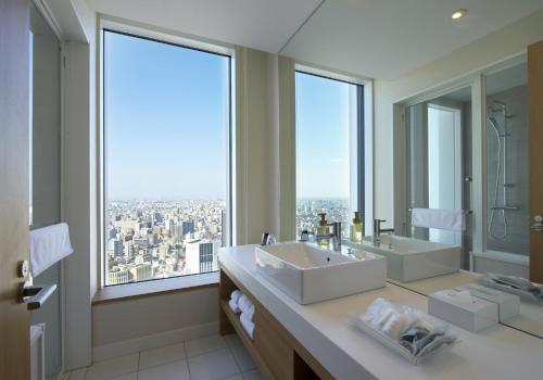Bathroom sa Nagoya JR Gate Tower Hotel
