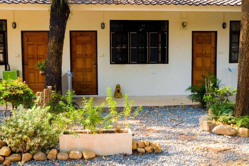 Κήπος έξω από το 7 Rooms Kohchang
