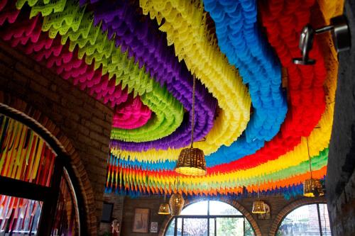 a rainbow colored ceiling in a library at Hotel y Cabañas una Cosita de Zacatlán in Zacatlán