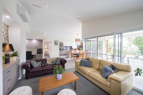 un soggiorno con due divani e un tavolo di Armidale Cottage on Barney - House 2 ad Armidale