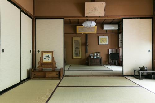 Pokój z korytarzem z białymi drzwiami i wykładziną w obiekcie Sumiyoshi Ryokan w mieście Takayama