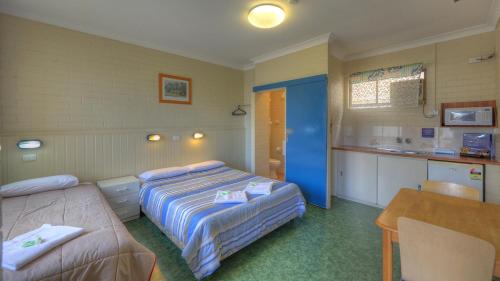 Ein Bett oder Betten in einem Zimmer der Unterkunft Dubbo Midstate Motor Park