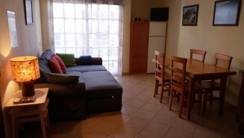 ein Wohnzimmer mit einem Sofa und einem Tisch in der Unterkunft VV Calle La Ola in La Restinga