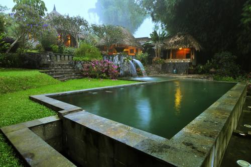 The swimming pool at or close to Kampung Sampireun Resort & Spa