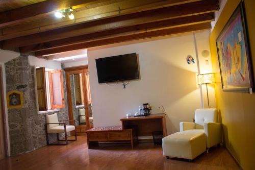 TV at/o entertainment center sa Hotel Malinalli