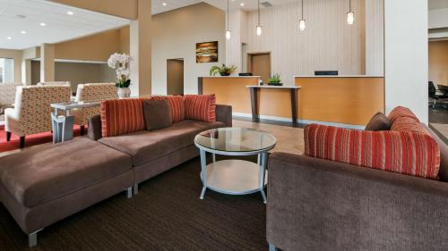 eine Lobby mit Sofas und Tischen und ein Wartezimmer in der Unterkunft Best Western PLUS Burnaby Hotel in Burnaby