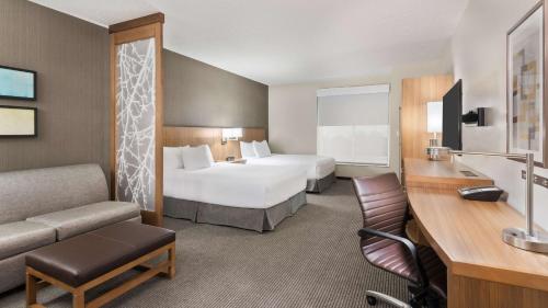Habitación de hotel con cama grande y sofá en Hyatt Place Austin/Round Rock en Round Rock