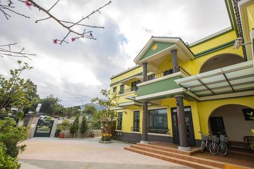 a yellow building with bikes parked in front of it at 春夏秋冬民宿 in Guanshan