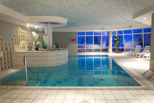 a swimming pool in a building with a swimming pool at Hotel Landgasthof Hohenauer Hof in Hohenau