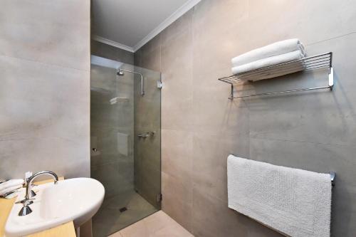 W łazience znajduje się umywalka i prysznic. w obiekcie Mercure Alice Springs Resort w mieście Alice Springs