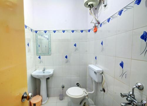 ジャイサルメールにあるHotel Jaisal Palaceのトイレと洗面台付きのバスルーム