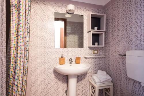a bathroom with a sink and a mirror at Cabrera House in Pozzallo