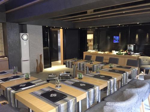 een kamer met rijen tafels en stoelen erin bij The Black Hotel in Eskisehir