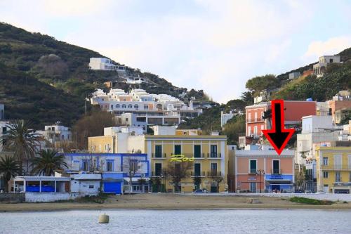 vista su una città con freccia rossa di Maridea - Spiaggia Sant' Antonio a Ponza