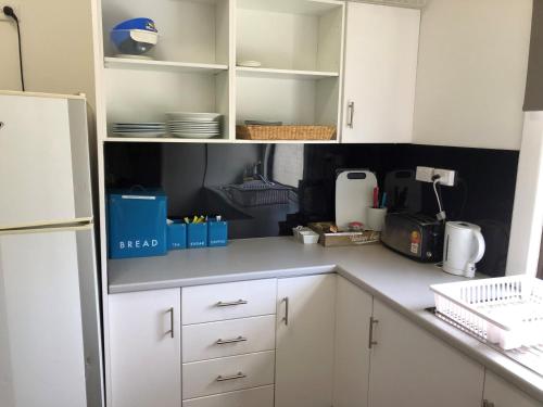 Dapur atau dapur kecil di Gin Gin Budget Accommodation