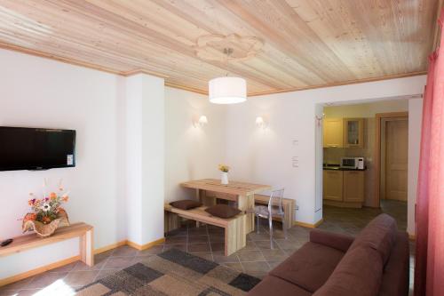 uma sala de estar com um sofá e uma mesa em Villa Edelweiss em Alleghe