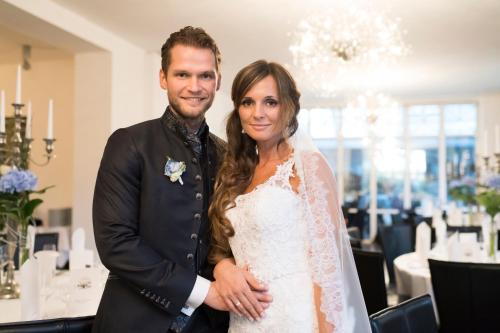 a bride and groom pose for a picture at their wedding reception at Parkhotel Herne in Herne