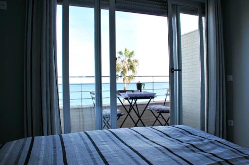 デニアにあるMarenia, dúplex en primera línea de playaのベッドルーム1室(ベッド1台付)が備わります。