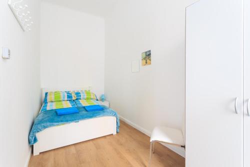 ブダペストにあるNew - Super Nice Super Centralの白い小さなベッドルーム(ベッド1台、椅子付)