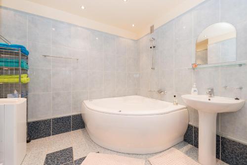 une salle de bain avec une baignoire, un lavabo et des toilettes dans l'établissement Large studio downtown, à Tallinn