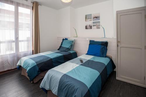 Cama ou camas em um quarto em RENTY Côté Parc Parking inclus