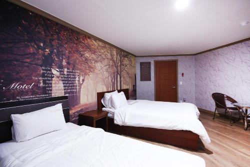 Posteľ alebo postele v izbe v ubytovaní Happy Q Motel