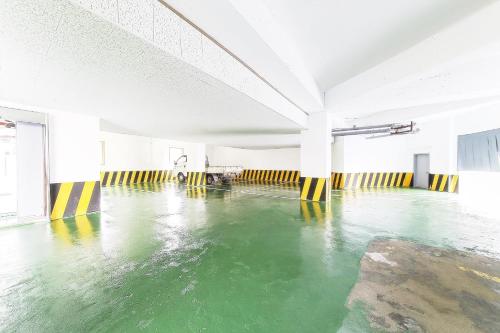 安東的住宿－開心Q汽車旅館，地板上水空的房间