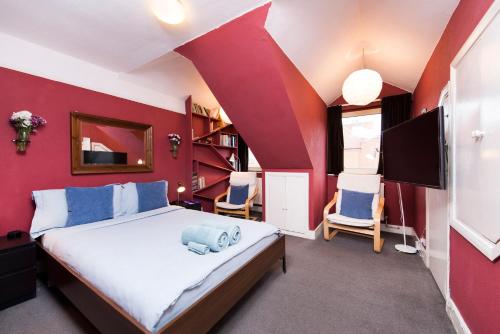 um quarto com uma cama com um bicho de peluche em Great Loft & Location by Belsize Park tube em Londres