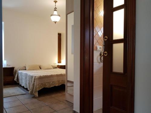 1 dormitorio con 1 cama y una puerta que conduce a una habitación en Finca La Sabina, en Guarazoca