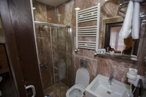 فندق يايلا في أوزونغول: حمام مع مرحاض ودش ومغسلة