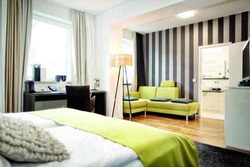 City Hotel Bosse tesisinde bir oturma alanı