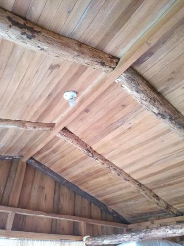 a ceiling of a wooden barn with a light on it at Cabañas Don Camilo Albergue de Montaña in Cabecera de Cañas