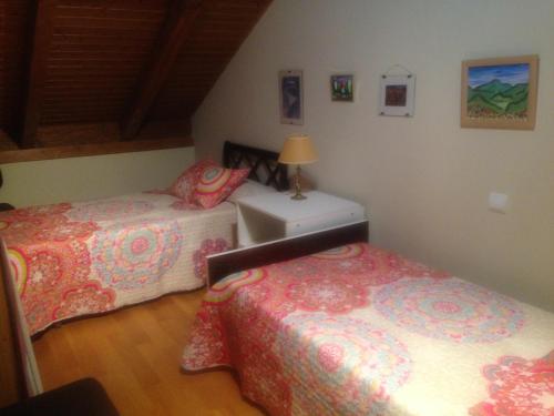 a bedroom with two beds and a sewing machine at Fuensaldaña Turística in Fuensaldaña