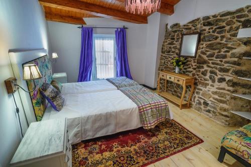 Ένα ή περισσότερα κρεβάτια σε δωμάτιο στο casa do peso