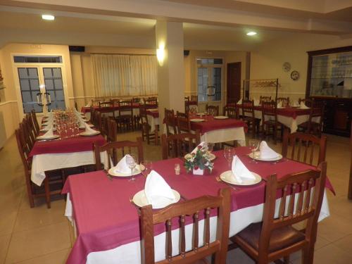 A restaurant or other place to eat at Pension Restaurante La Bombilla