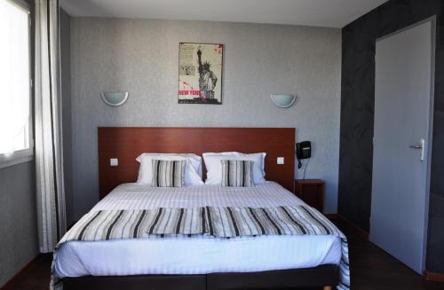 Katil atau katil-katil dalam bilik di Brit Hotel Confort Azur Cholet Nord