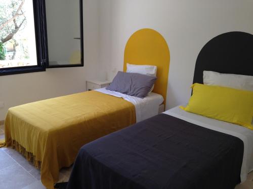 Belgentierにあるgîte de Jo et Chantalのベッド2台が隣同士に設置された部屋です。