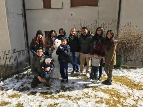 a group of people posing for a picture in the snow at Bed & Breakfast Casa Marinella in Lenna