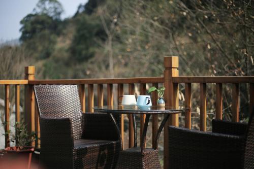 Un balcón o terraza en Zhangjiajie One city one inn